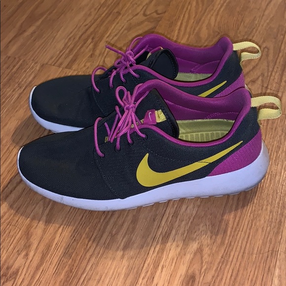 Nike Shoes - Nike Roshe